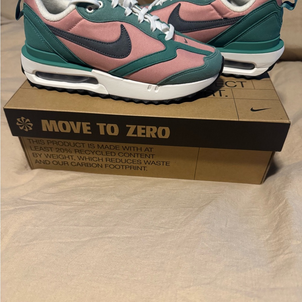Nike Air Max Dawn NEW with box size 6.5 women’s